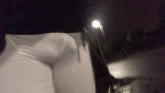 tarde da noite - voltando para casa depois de ginásio em shorts de compressão