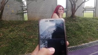 Tony controla el lush de Karol mientras hacen deporte