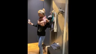 Potajemnie dotykałem mojej cipki do orgazmu w garderobie