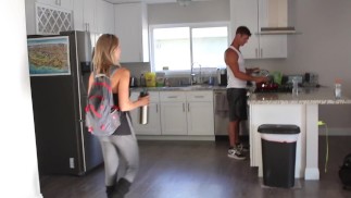 Hot rubia fitness le da a su novio una mamada descuidada y traga