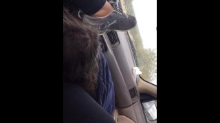 BBW MANGÉ ET DOIGT BAISÉ DANS LA VOITURE