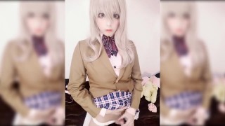 Une écolière japonaise se travesti se baise