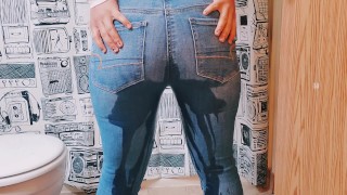 Désespéré jeans mouillant et un petit jeu de chatte