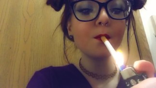 Babygirl_goth Red batom SFW Fumando