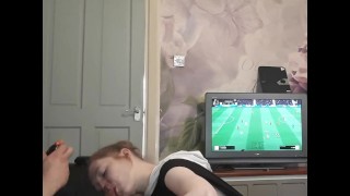 Distraire papa sur FIFA; gorge profonde Baveuse facefucking avec bâillonnement 