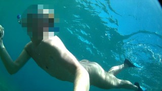 Mergulho nu e mergulho de mergulho no mar