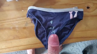 Sperme sur ma belle-fille sale culotte avec grool