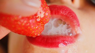 FRAISES À LA CRÈME DE SPERME. Une histoire délicate de nourriture et de sperme Fetish. CIM