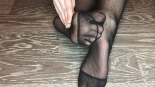 mes chaussettes en nylon noir orteils gros cadre pov fétichisme des pieds