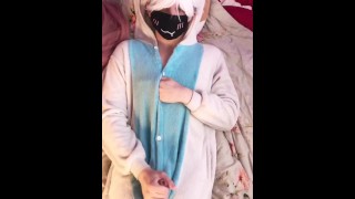 PIÈGE MIGNON MASTURBE BITE À TRAVERS UN TROU EN KIGURUMI