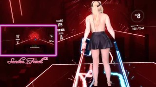 UNE GAMEUSE JOUE À BEAT SABER EN VR LES SEINS À L'AIR