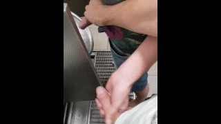 branlette dans les toilettes publiques avec un mec chaud ! énorme bite !