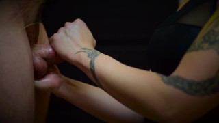 Branlette pendant que saran enveloppé de bite gifle et éjaculation se terminant