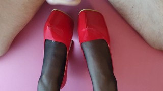 Cumming on her red high heels and nylon