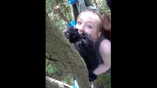 Jeune femme salope baise une bbc dans les bois