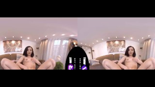 TmwVRnet - Nikki Fox - Podekscytowana laska pociera swoją cipkę