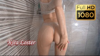 Kira Loster toma banho com uma camiseta molhada e calcinha molhada