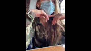 Jeune femme se baise dans le train 