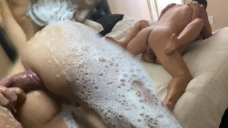 La douche mène à Hot sexe et creampie du matin!