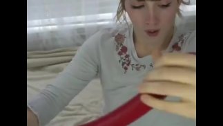 Fille tire un gode de 33 cm de sa gorge meme