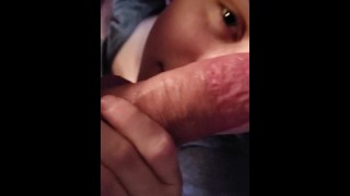 Teen Girl suce secrètement la bite avec un ami dans la chambre