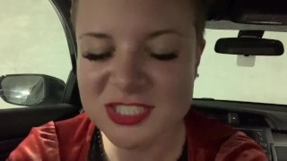 Dominatrice petite amie veut un quickie dans la voiture. POV, jeu de rôle, exhibitionniste, sexe en voiture