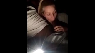 Bílá dívka sání nějaký péro 