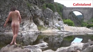 Jeune femme nue dans une rivière