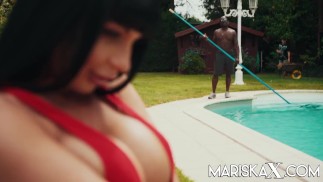 MARISKAX Valentina Ricci enculée par le gars de la piscine