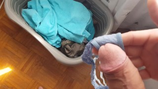 Sperme dans la culotte sale de la lessive dans sa chambre