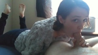 SophieEllie zuigt en likt mijn lul totdat ik tevreden ben. Cumshot. Voeten.