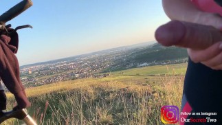 Elle le branle sur un sentier de randonnée public près de nombreuses maisons - branlette publique risquée