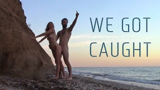 Sexe en public sur la plage - NOUS NOUS SOMMES FAIT PRENDRE !