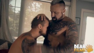 BEARFILMS Inkoustové kotě Medvěd Lemovaný A Bušil Tátou