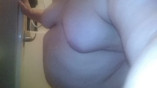 Hombre gordo tomando una ducha