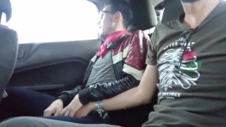 私の友人と私はユーバーの運転手を興奮させ、彼は私たちを彼の家で性交するように誘いました