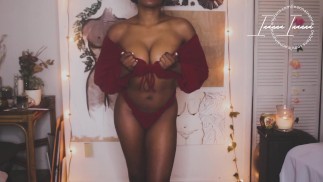 Essayage de lingerie chaude rouge Ebony babe avec brown Perky seins