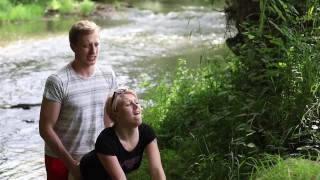 Děvka Dívka v krásné přírodě má ústa plná spermií a je šťastná / zdarma