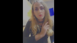 Sissy chica se masturba enorme trans shecock!