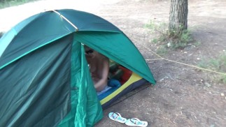 Nue dans un camping espagnol