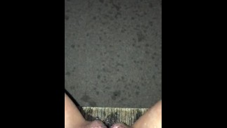 jaillir de la pisse partout dans la cave - a fait crèmer ma chatte et je me suis presque fait prendre!