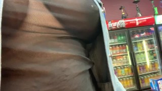 Marcher dans le PUBLIC CORNER STORE avec mon CLIT SUCKER DANS MA CHATTE