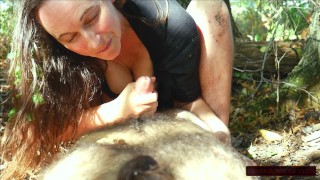 POV Cocksucking Y Mojado Descuidado Paja En El Bosque; Deja en su cabello, tetas exprimió su vestido