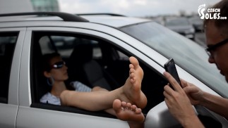 Voyeur de pied au parking (gros pieds, pieds Eliška, adoration des pieds, taquiner des pieds, semelles tchèques, orteils sexy)