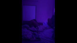 彼女はディックに目を覚ました