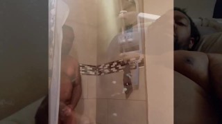 Vous voulez voir Mr BHTC jouir sous la douche ? 