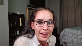 Fellation teen se fait exploser de sperme sur ses lunettes | 4K