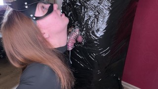 Bondage enveloppé de plastique cum dans la cage de chasteté et ruiné à nouveau | Femdom