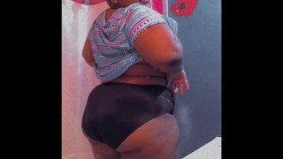 GINA BUNNY ZEIGT IHREN SEXY BBW-KÖRPER 