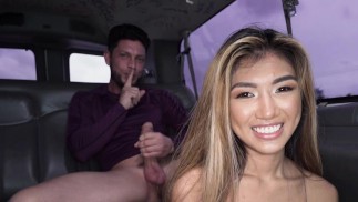 BANGBROS - Clara Trinity asiatique chevauche le Bang Bus avec Tyler Steel